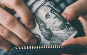 Белорус хотел провезти через границу более $55 тыс. без декларации