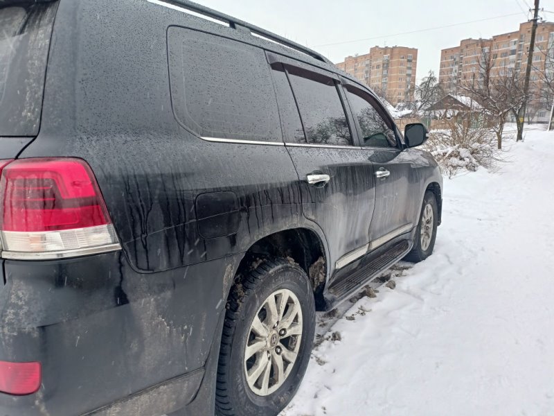 Житель Пинска ключом провёл по всей правой стороне автомобиля Toyota Land Cruiser