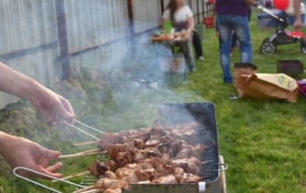 Можно ли пожарить шашлык на мангале во дворе многоэтажки, ответили в МЧС