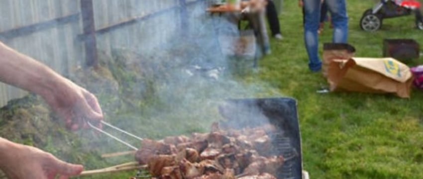 Можно ли пожарить шашлык на мангале во дворе многоэтажки, ответили в МЧС