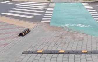 В Могилеве установили лежачие полицейские на тротуаре. Реакция пользователей TikTok разделилась