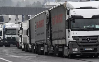 Поляки начали понемногу пропускать фуры из Беларуси