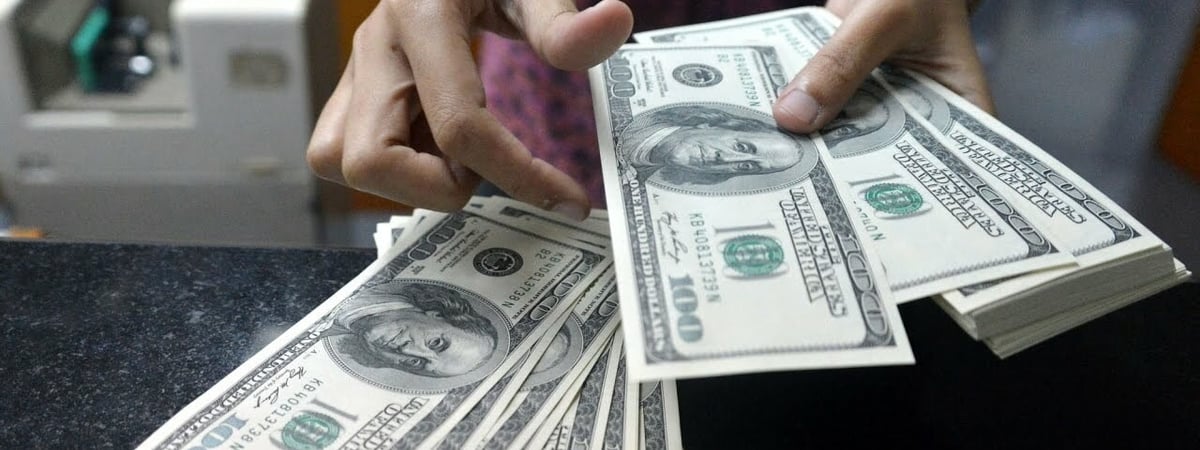 Курс доллара впервые за год «пробил» отметку в 3,3 рубля