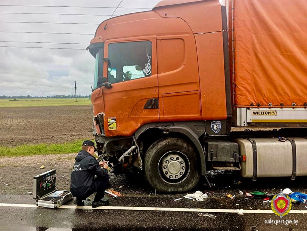 Судебные эксперты работают на осмотре места ДТП в Дрогичинском районе, в результате которого погибли 4 человека