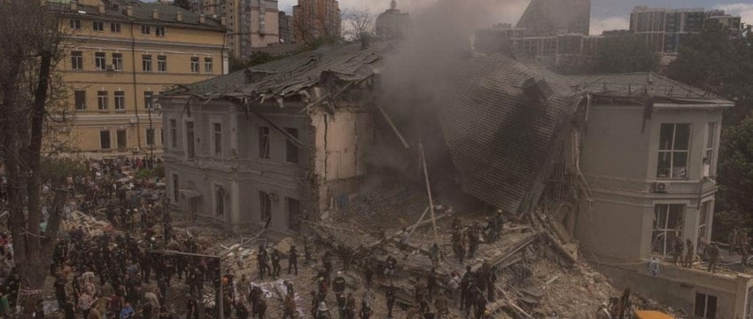 Разрушения в украинской детской больнице после российской бомбардировки на фотографиях