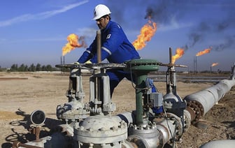 Страны ОПЕК+ впервые за три года решили увеличить добычу нефти