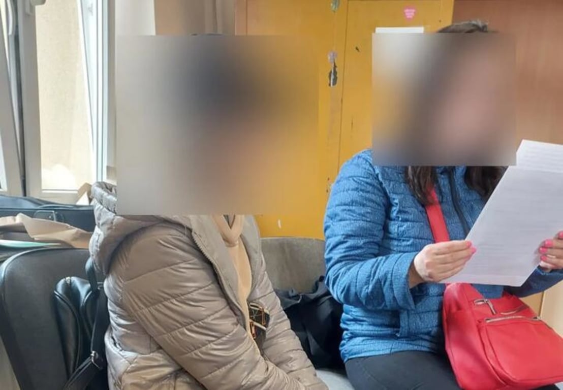 Разрушившие ульи девочки знакомятся с обвинением. Фото: полиция Варшавы