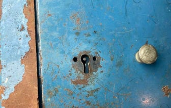 В Сморгони парень вынес из чужого гаража сейф с деньгами и ценными вещами