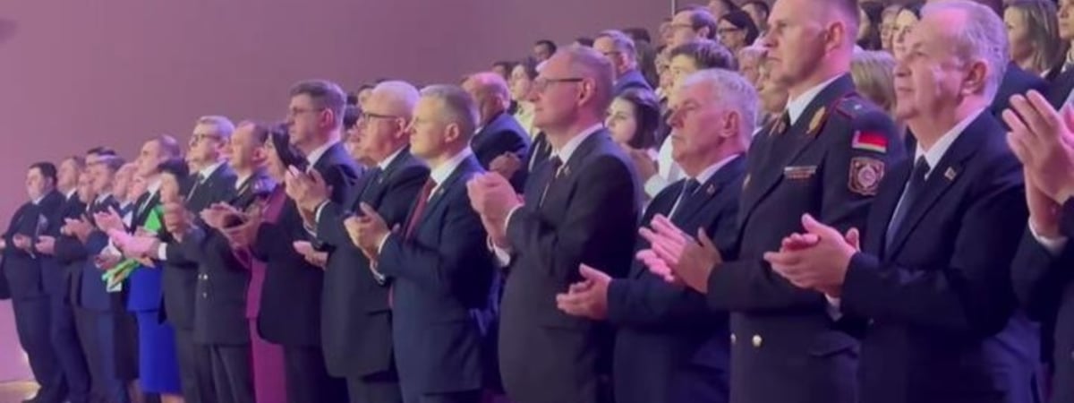 В Минске чиновники стоя слушали новую песню про Лукашенко