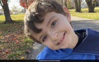 В США женщину арестовали за то, что она сидела на 10-летнем приемном сыне, что привело к его смерти.