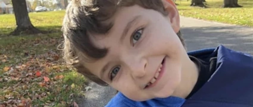 В США женщину арестовали за то, что она сидела на 10-летнем приемном сыне, что привело к его смерти.