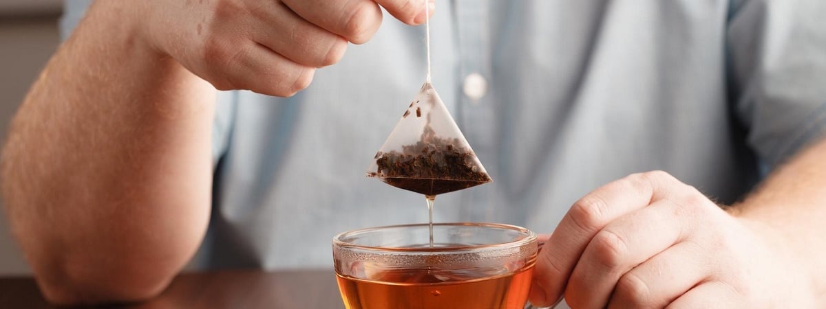 Почему не стоит выбрасывать чайные пакетики? Об этих полезных применениях знают не все — Полезно