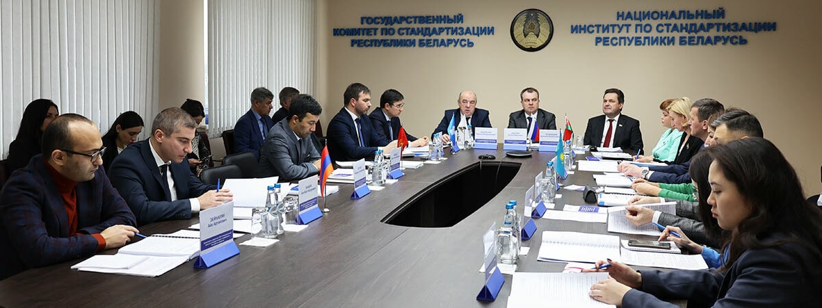 Госстандарт запретил продажу этих плакатов в Беларуси из-за громкого шума. Это как?