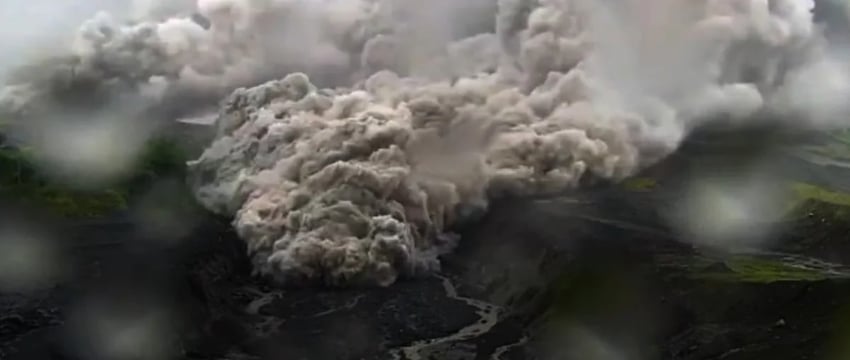 Извержение вулкана Семеру в Индонезии: пять раз за 90 минут, образование облака пепла высотой в километр