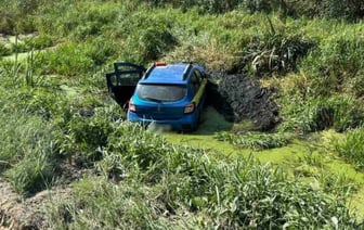 В Лунинецком районе автомобиль такси вылетел в мелиоративный канал