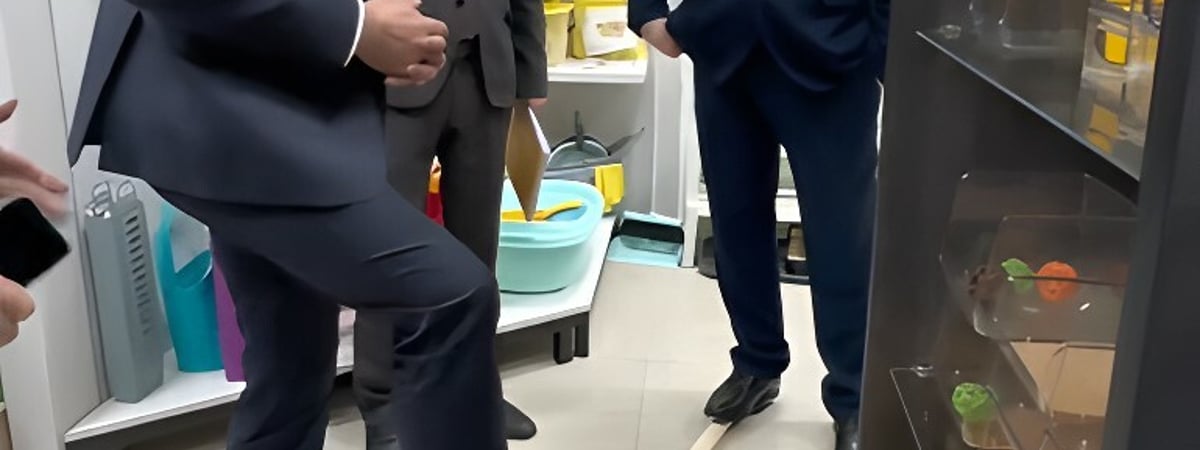 «Цена — как крыло от Boeing?» — Глава Могилёвщины протестировал «уникальную лопату, которую невозможно сломать» — Видео