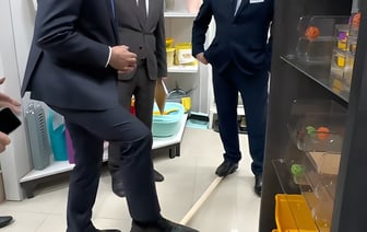 «Цена — как крыло от Boeing?» — Глава Могилёвщины протестировал «уникальную лопату, которую невозможно сломать» — Видео