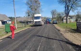 Новый асфальт в деревне Богуславка Малоритского района уложили за три дня