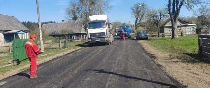 Новый асфальт в деревне Богуславка Малоритского района уложили за три дня