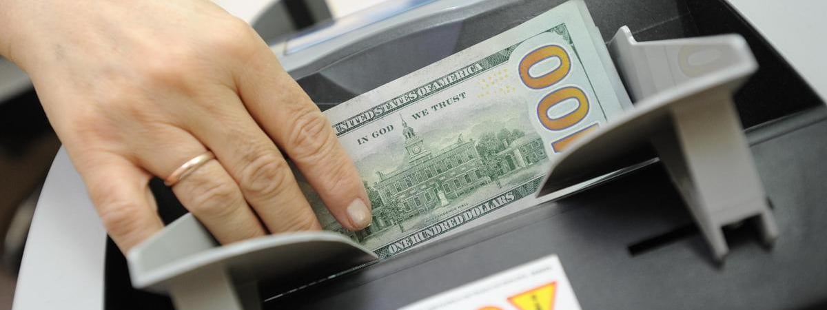 «Ни одну купюру» — Белоруска сняла $700 в банкомате одного банка, а другой их не принял. Что предложили в первом?