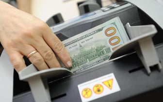 «Ни одну купюру» — Белоруска сняла $700 в банкомате одного банка, а другой их не принял. Что предложили в первом?