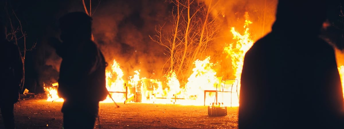 В Великобритании из-за беспорядков с поджогами и грабежами арестовали уже 90 человек. Что происходит?
