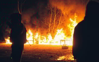 В Великобритании из-за беспорядков с поджогами и грабежами арестовали уже 90 человек. Что происходит?