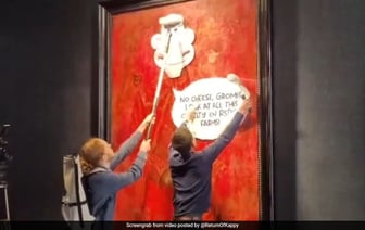 Активисты по защите прав Животных Наклеивают Карикатурные Изображения на Портрет Короля Карла