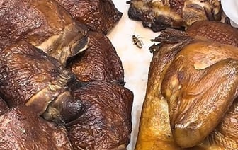 «Как кишат там, они везде» — Белоруска пожаловалась на «копченых» тараканов в минском магазине — Видео