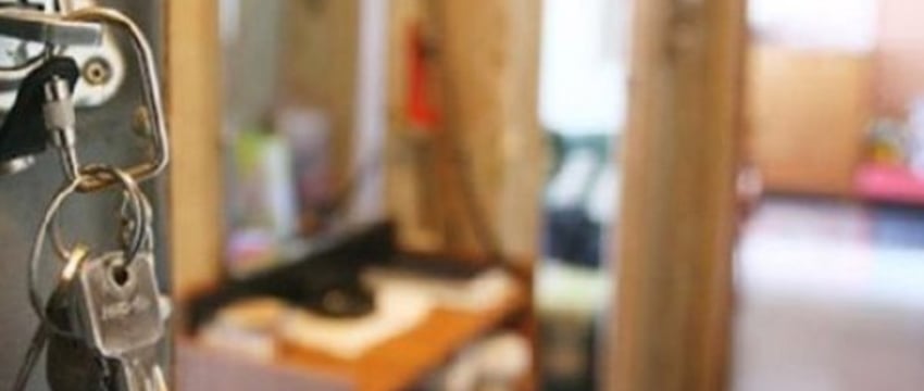 Мужчина пустил знакомую пожить в своей квартире, но потом об этом пожелал