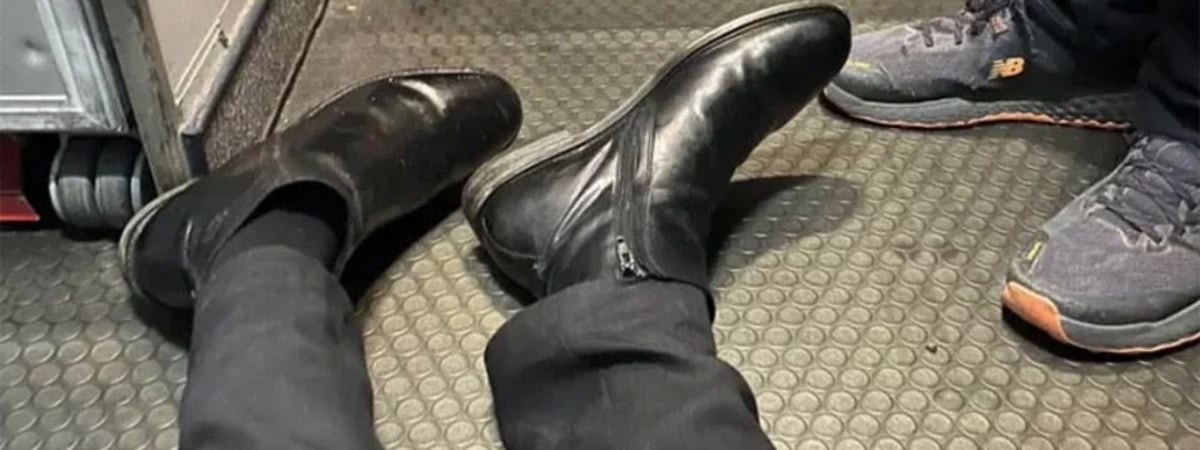 Парализованному журналисту пришлось ползти в туалет в самолете