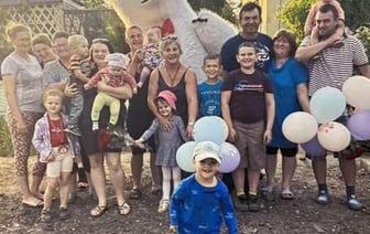 Первого родила в 16, шестого – в 41. Как живет многодетная семья