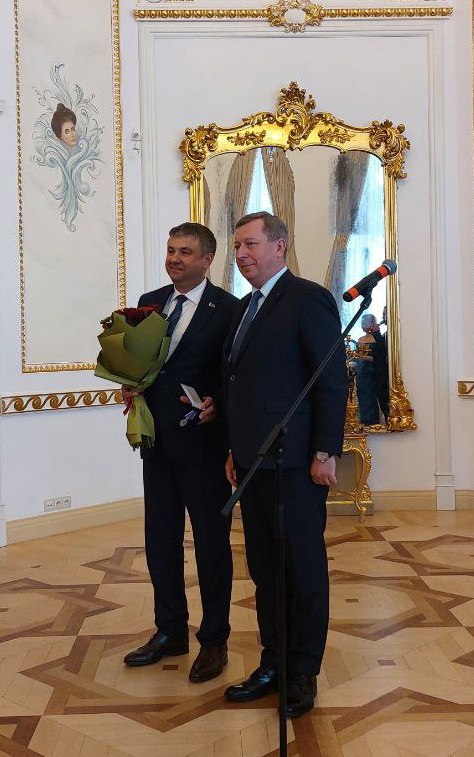 Александр Рогачук вручил Юрию Шулейко юбилейную медаль