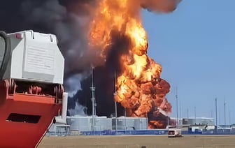 Дроны снова атаковали нефтебазу в России, которую не могут потушить шестой день — Фото