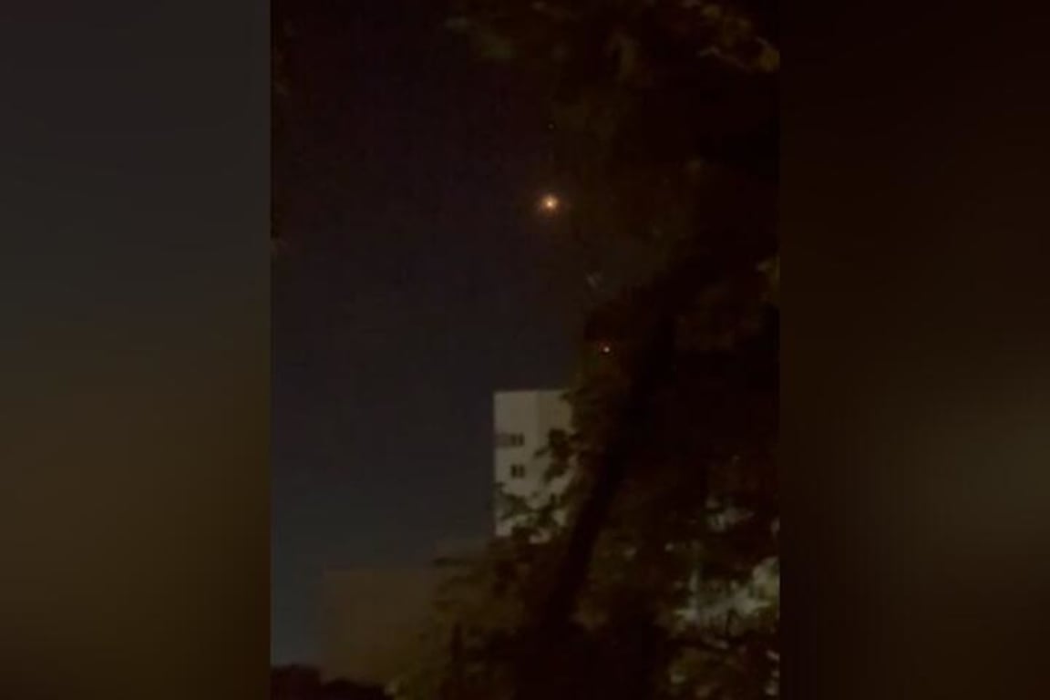 Горящие обломки российского БПЛА «Шахед», сбитого над ночью 5 сентября 2024 года над Гомелем. Скриншот: видео из телеграм-каналов