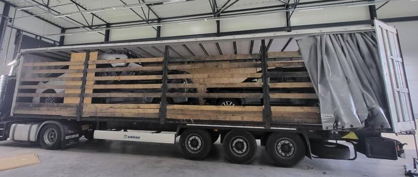 На границе нашли три внедорожника, спрятанных в туалетной бумаге