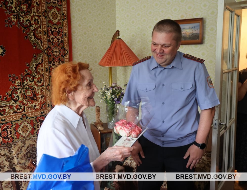 Новый паспорт в 100-летний юбилей вручили жительнице Бреста