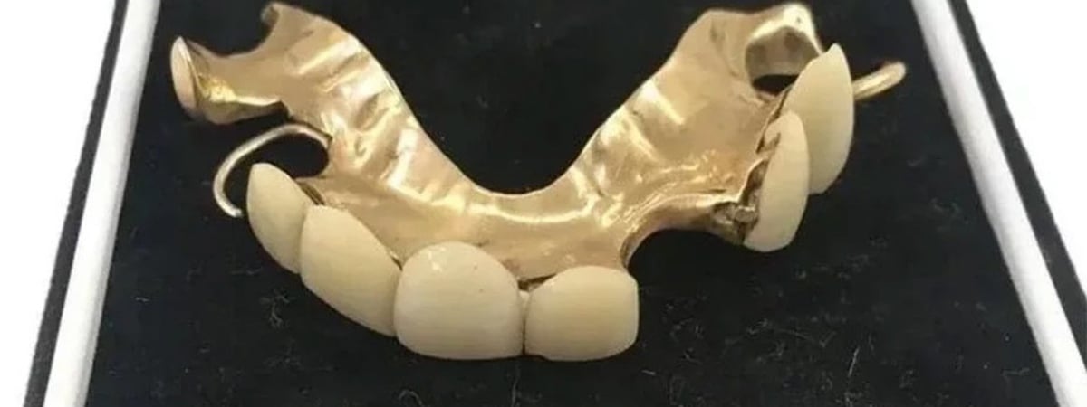 В Британии на аукцион выставили вставные зубы Черчилля