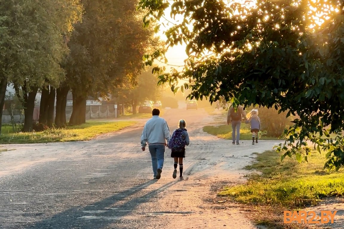 Мама требует защитить детей от машин на оживленной улице в Барановичах