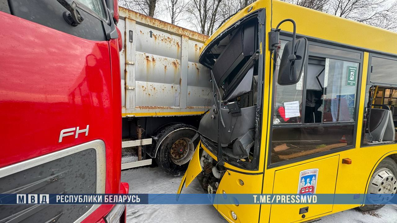 В Минске автобус с пассажирами врезался в грузовик