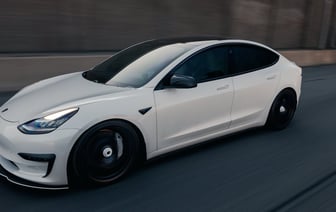 Мама высадила ребёнка из авто, он покатился и наехал на девочку