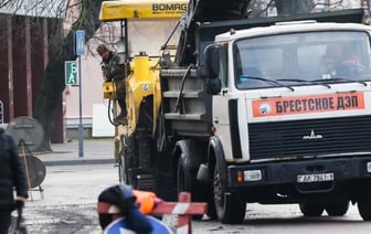 Десять бригад дорожников производят в Бресте ямочный ремонт