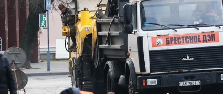 Десять бригад дорожников производят в Бресте ямочный ремонт