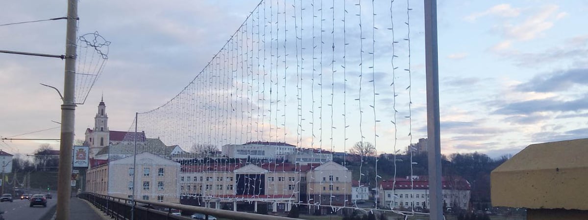 Фотофакт. Старый мост в Гродно украшают к Новому году