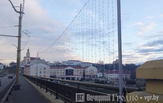 Фотофакт. Старый мост в Гродно украшают к Новому году