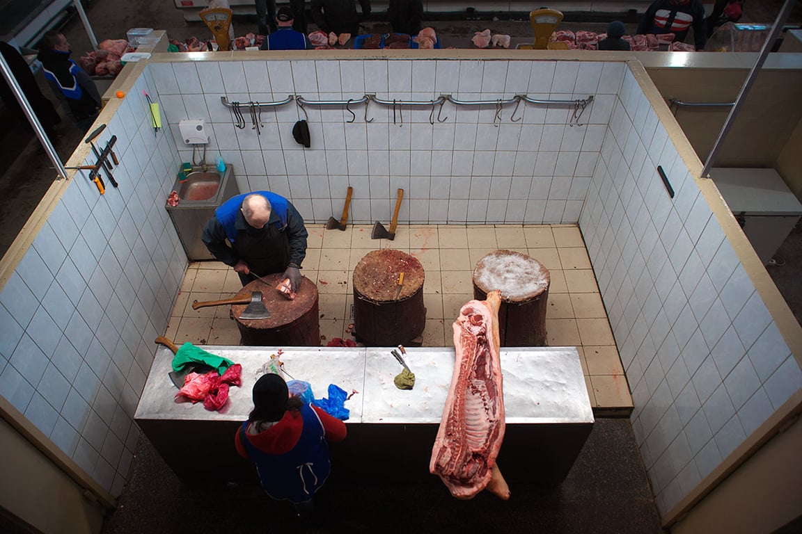 Разделка туши свиньи на рынке. Фото Сергея Серебро
