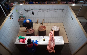 Просрочка до 3,5 месяцев — КГК проверил рынки Витебска, Орша, Полоцка и Новополоцка и везде нашел нарушения