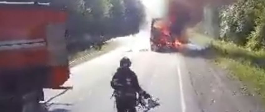 В МЧС показали видео горящего под Лунинцем автобуса и момент тушения пожара