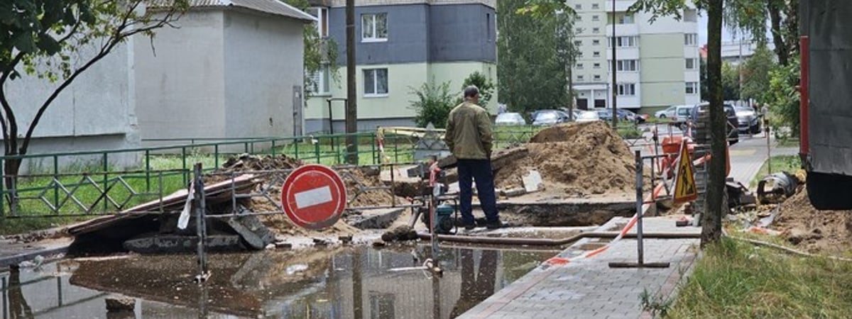 «Заднее колесо машины ушло под асфальт». Что случилось с дорогой на улице Нормандия-Нёман в Борисове