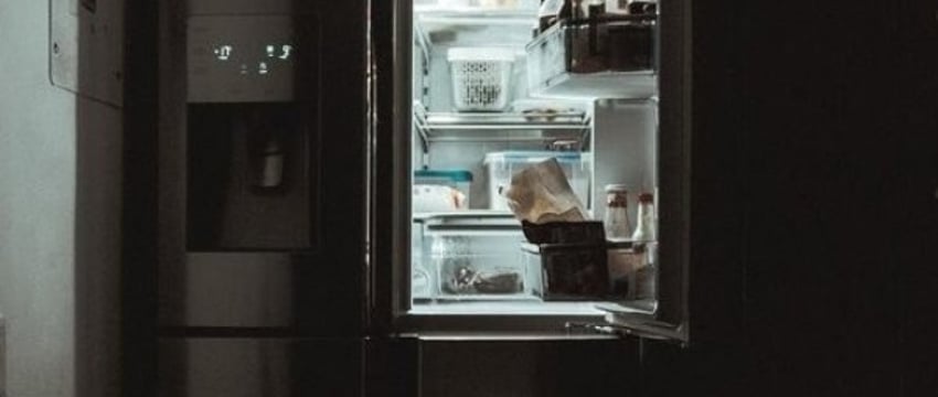 В Беларуси упавший холодильник придавил женщину